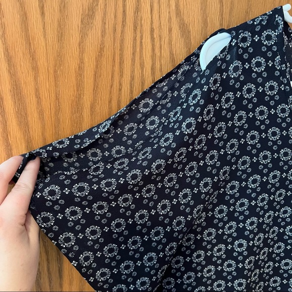 Harlowe & Graham Navy Blue Floral Blouse Size Medium Boho Cold Shoulder Flowy - Picture 4 of 11